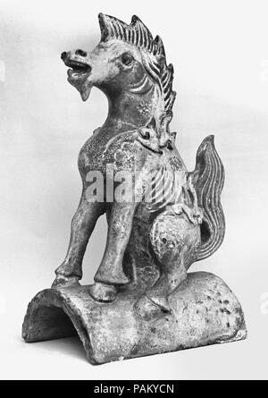 Dachziegel. Kultur: China. Abmessungen: H.13 cm. (33,7 cm); W. 8 1/2 in. (21,6 cm); D.5 1/8 in. (13 cm). Museum: Metropolitan Museum of Art, New York, USA. Stockfoto