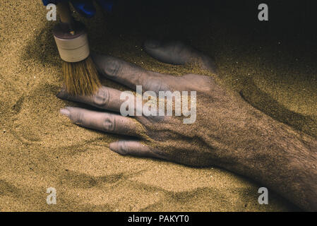 Forensische Experten entdecken Leiche in der Wüste Sand begraben. Konzeptionelle Bild für die polizeiliche Untersuchung eines kalten Fall Mord Tatort. Stockfoto