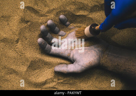 Forensische Experten entdecken Leiche in der Wüste Sand begraben. Konzeptionelle Bild für die polizeiliche Untersuchung eines kalten Fall Mord Tatort. Stockfoto