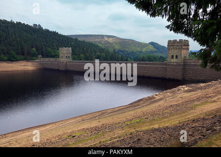 Howden Stausee Staudamm in der oberen Derwent Valley im Peak District, Derbyshire Juli 2018 Stockfoto