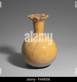 Flasche in Form von einem Granatapfel. Abmessungen: H 12 cm (4 3/4 in.); Durchm. 8,6 cm (3 3/8 in). Dynastie: Dynasty 19-20. Datum: Ca. 1295-1070 v. Chr.. Granatapfelsaft war als Getränk geschätzt, kann aber auch als Astringierendes Gewebe zu schrumpfen und reduziert Schwellungen in Wunden verwendet werden. Diese jar wahrscheinlich statt Saft für den Verzehr als Getränk. Eine kleinere, grüne Glas in der Sammlung (44.4.52) schildert die Frucht in der unausgereifte Zustand, wenn der Saft zu sauer ist, zu trinken, und Saft für medizinische Zwecke bestimmt sind. Museum: Metropolitan Museum of Art, New York, USA. Stockfoto