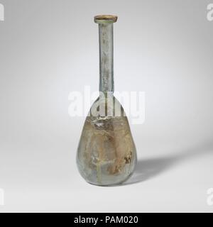 Glas Flasche. Kultur: Roman. Abmessungen: 8 1/8 in. (20,7 cm) Andere: 3 1/16-in. (7,7 cm) Durchm. Von rim: 1 1/8 in. (2,8 cm). Datum: 1.-Anfang 2.Jh. N.CHR.. Translucent Hellblau grün. Collared rim, mit vertikalen, abgerundete Lippe; schlanke, zylindrische Hals, um Base nachgerüstet; piriform Körper; konkave Unterseite. Rad - Abgerieben Dekoration auf Body in horizontale Bänder; einzelne feine Linie am oberen, dann band von zwei feine Linien flankierende einer breiteren Nut, zwei weitere feine Linien und einem einzigen feine Linie am Punkt mit dem größten Durchmesser. Gebrochen und um Körper mit zwei kleine Löcher in den seitlichen repariert; einige längliche Stockfoto