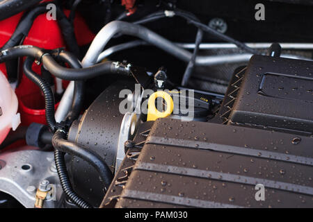 Nahaufnahme, die Details der neuen Auto Motor, das Konzept der Betreuung von Elementen des Motors Stockfoto