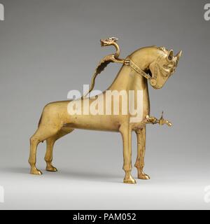 Aquamanile in der Form eines Pferdes. Kultur: Deutsch. Abmessungen: Insgesamt: 13 1/4 x 14 1/2 x 3 3/4 in. (33,7 x 36,8 x 9,5 cm) Insgesamt PD: 13 1/4 x 3 3/4 x 15 in. (33,6 x 9,5 x 38,1 cm) Dicke PD: 2/25 in. (0,2 cm). Datum: Ca. 1400. Weniger dramatisch, aber eleganter als die Flamme-tailed Lion (1994.244), Dieser aquamanile in der Form eines Pferdes ist auch ein Produkt von Nürnberg aus der Zeit um 1400. Interessant ist, dass es in der Sammlung des Museums als Einhorn und wurde 1956 in seiner ursprünglichen Form wiederhergestellt. Die Überreste von einem Loch in der Stirn, wo die Hupe befestigt wurde, kann immer noch gesehen werden, und eine Kluft Stockfoto