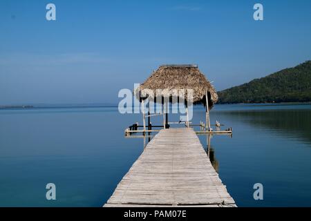 Lange Promenade auf einem blauen See spiegelt ein blauer Himmel Stockfoto