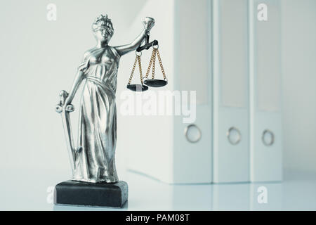 Lady Gerechtigkeit Statue mit Dokument Ringbücher in Law Office Stockfoto