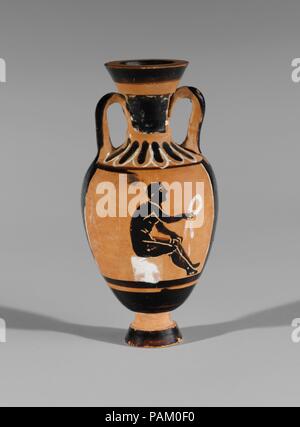 Terrakotta miniatur Panathenaic Amphora. Kultur: Griechisch, Dachboden. Abmessungen: H.: 3 5/16 in. (8,4 cm). Datum: Ca. 400 v. Chr.. Vorderseite, Athena Rückwärts, sitzenden Athleten den Bulas Gruppe spezialisiert auf verkleinerte Versionen der Panathenaic preis Amphoren. Die Form und die Darstellung der Athena folgen die Modelle ziemlich eng. Die sitzende Athlet, was möglicherweise eine Verrundung werden ist eine Erzählung Vignette, die sich nicht auf einen Preis vase erschienen wäre. Museum: Metropolitan Museum of Art, New York, USA. Stockfoto