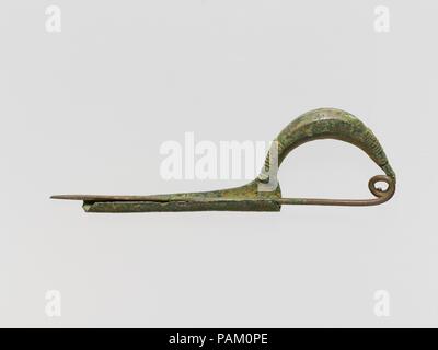 Bronze - Typ sanguisuga Fibula (Safety Pin). Kultur: Etrusker. Abmessungen: Andere: 4 9/16-in. (11,6 cm). Datum: 7. Jahrhundert v. Chr.. (Sanguisuga 'Blutegel') Fibeln haben gewölbte Bogen mit geschlossenen Unterseiten. Museum: Metropolitan Museum of Art, New York, USA. Stockfoto