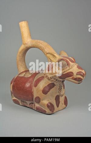 Llama Flasche. Kultur: Moche. Abmessungen: H. 8 1/2 x 4 3/8 in.-W. (21,6 x 11,1 cm). Datum: 4. bis 7. Jahrhundert. Museum: Metropolitan Museum of Art, New York, USA. Stockfoto