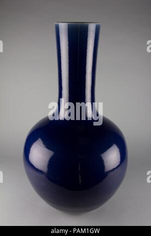 Vase in der Form einer Flasche. Kultur: China. Abmessungen: H.28. (71,1 cm). Datum: Erste Hälfte des 19. Jahrhunderts. Museum: Metropolitan Museum of Art, New York, USA. Stockfoto