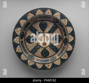 Deep Dish. Kultur: Spanisch. Abmessungen: Insgesamt: 3 15/16 x 19 3/16 in. (10 × 48,7 cm). Datum: Ca. 1430. Museum: Metropolitan Museum of Art, New York, USA. Stockfoto