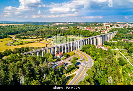 Luftaufnahme von Chaumont Viadukt, eine Eisenbahnbrücke in Frankreich Stockfoto