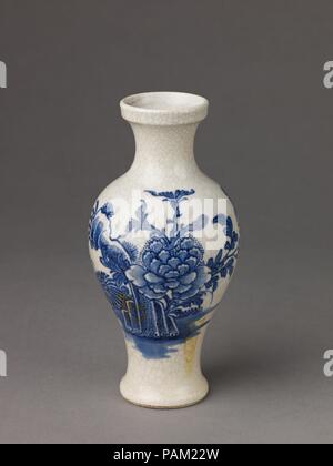 Kleine Vase. Artist: Chinesisch, Qing Dynastie. Kultur: Chinesen. Abmessungen: Höhe: 5 5/16 in. (13,5 cm). Datum: 19. Museum: Metropolitan Museum of Art, New York, USA. Stockfoto