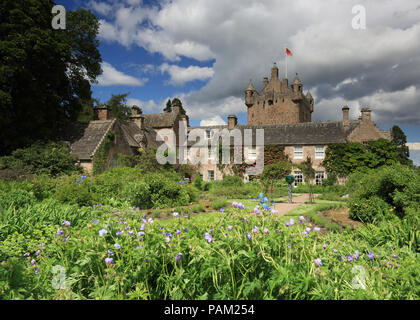 Cawdor Castle und Garten an einem sonnigen Tag Stockfoto
