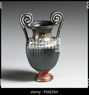 Terrakotta miniatur Spiralgehäuse-Krater (Schüssel). Kultur: Griechisch, Italienisch, Apulien, Gnathian. Abmessungen: H.5 7/8 in. (14,9 cm). Datum: Ca. 325-300 v. Chr.. Verhakelung charakterisiert die neuesten Gnathian Töpferei. Museum: Metropolitan Museum of Art, New York, USA. Stockfoto