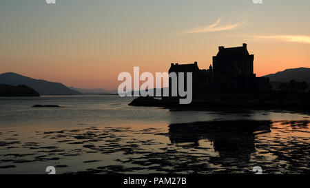 Eilean Donan Castle bei Sonnenuntergang in Silhouette Stockfoto