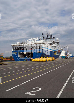 Luftschlangen und Geräte, die auf eine seismische Schiff neben in der Marine Terminal von Amsterdam in Holland, Europa geladen Stockfoto