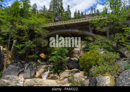 Bogenbrücke über Cascade Creek Canyon - Big Oak Flat Road (Highway 120) - Yosemite National Park Stockfoto