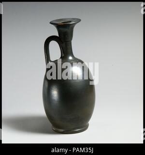 Terrakotta lekythos (Öl Flasche). Kultur: Griechisch, Italienisch, Campanien. Abmessungen: H.7 3/8 in. (18,8 cm). Datum: 4. Jahrhundert v. Chr.. Schwarz lekythos Glasur ohne Dekoration. Museum: Metropolitan Museum of Art, New York, USA. Stockfoto