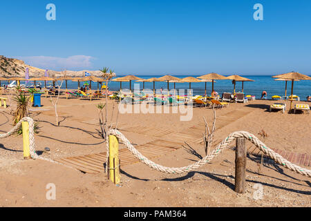 RHODES, Griechenland - 17. Mai 2018: Die berühmten Tsambika Strand mit feinem, goldenen Sand auf der Insel Rhodos Griechenland. Stockfoto