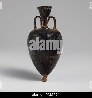 Terrakotta amphoriskos (Öl Flasche). Kultur: Griechisch, Dachboden. Abmessungen: H.6 3/16 in. (15,7 cm). Datum: 4. Jahrhundert v. Chr.. Schwarz verglaste Kolben mit gestempelten Mustern. Museum: Metropolitan Museum of Art, New York, USA. Stockfoto