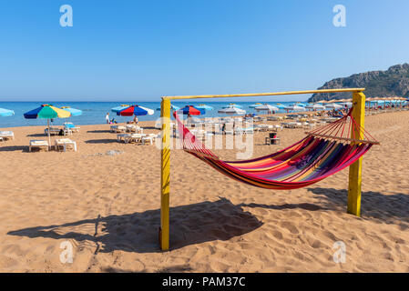 RHODES, Griechenland - 17. Mai 2018: Sommer Hängematte am Sandstrand von Tsambika Beach. Die Insel Rhodos, Griechenland Stockfoto
