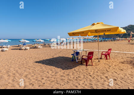 RHODES, Griechenland - 17. Mai 2018: Die berühmten Tsambika Strand mit feinem, goldenen Sand auf der Insel Rhodos Griechenland. Stockfoto