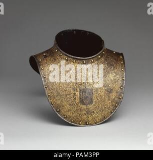 Gorget für die Leibwächter von Louis XIII. Kultur: Französisch. Abmessungen: H. 8 5/8 in. (21,9 cm); W. 12. (30,5 cm); D.10 5/8 in. (27 cm); Wt. 2 lb. 13,5 oz. (1289.9 g). Datum: Ca. 1610-17. Museum: Metropolitan Museum of Art, New York, USA. Stockfoto