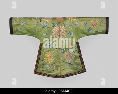 Jacke für ein theatralisches Kostüm. Kultur: China. Abmessungen: 30 1/2 x 51 1/2 in. (77,5 x 130,8 cm). Datum: 18. Drei dieser exquisiten Jacken sind bekannt: Zwei befinden sich in der Sammlung des Metropolitan Museum und eine dritte in der Qing-dynastie Gericht Sammlung von theatralischen Kostüme der Palast Museum, Peking. Alle drei haben die gleichen zarten Blumenmuster und identische Dichtungen und Inschriften auf ihr Futter. Die Jacken wurden in der Textil- Büro in Suzhou als Tribut Objekte für den kaiserlichen Hof. Sie waren Teil eines Ensembles, vielleicht mit einem Rock oder einem anderen Kleidungsstück, und Stockfoto