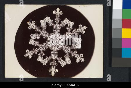 [Snow Crystal]. Artist: Wilson Alwyn Bentley (American, 1865-1931). Abmessungen: Bild: 3. × 3 1/4 in. (7,6×8,3 cm): 3 x 4-in. (7,6 × 10,1 cm). Datum: 1890S-1920s. Museum: Metropolitan Museum of Art, New York, USA. Stockfoto