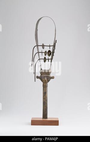 Sistrum des Chantress Tapenu. Abmessungen: H. W. 8,4 × 36,1 × D 5,5 cm (14 3/16 x 3 5/16 x 2 3/16 in.). Datum: 1070-600 v. Chr.. Ein sistrum ist eine alte ägyptische percussion Instrument, bei religiösen Zeremonien erschüttert war und wenn man in die Gegenwart einer Gottheit. Es wird gedacht, um den Klang der Papyrus Stiele schütteln imitiert haben, in Anlehnung an einen alten Ritus verbunden mit dem Mythos, in dem der Gott Horus in Geheimnis in einem Papyrus Marsh angehoben wurde. Der Griff an diesem Sistrum ist in der Form der Bat-Emblem", die sich mit der Göttin Hathor, der Schutzpatronin der Musik zugeordnet wurde Stockfoto