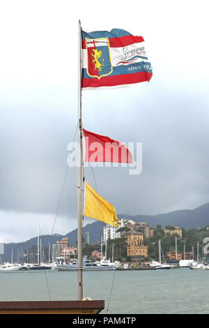 Offizielle Flagge von Genua, die Hauptstadt der italienischen Region Ligurien. Die Fahne mit Wappen flattert im Wind im Golf von Genua entfernt. Stockfoto