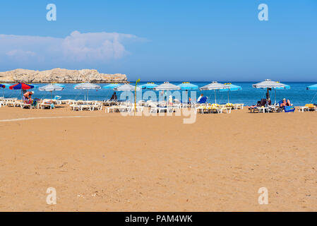 RHODES, Griechenland - Mai 17, 2018: die Menschen beim Sonnenbaden auf schöne Tsambika Strand mit feinem, goldenen Sand. Die Insel Rhodos Griechenland Stockfoto
