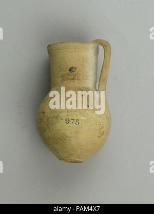 Juglet. Kultur: Zypriotische. Abmessungen: 3 1/16-in. (Cm geschrumpft). Kanne mit kugelförmigen Körper und hohe Griff; unlackierter Ton. Museum: Metropolitan Museum of Art, New York, USA. Stockfoto