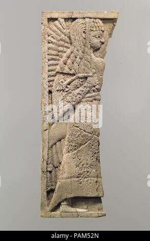 Möbel Plakette geschnitzte Relief mit stehenden Frau. Kultur: Assur. Abmessungen: 9,96 x 3,74 in. (25,3 x 9,5 cm). Datum: Ca. 9.-8. vorchristlichen Jahrhundert. Diese elfenbeinfarbene Panel wurde in einem Lagerraum im Fort Salmanassar, eine königliche Gebäude an Nimrud, der benutzt wurde, um Beute und Tribut von den Assyrern erfasst, während die militärische Kampagne zu speichern. Wie viele andere Platten aus den gleichen Speicher Zimmer, es war ein Teil von einem Stuhl oder Couch zurück oder das Kopfende eines Bettes. 20 Möbelstücke waren entdeckt in geordnete Zeilen in diesem Zimmer, wo Sie vor der Zerstörung der Assyri gespeichert worden waren gestapelt Stockfoto