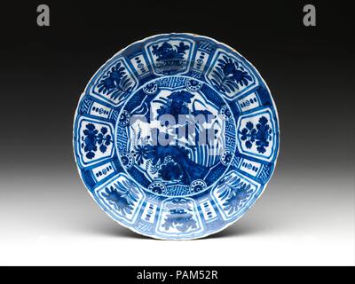 Schale mit Blumen und Vögel. Kultur: Niederländisch, Delft. Abmessungen: Insgesamt: 1 1/2 x 9 1/2 in. (3,8 × 24,1 cm). Datum: Ca. 1660. Wahrscheinlich aus der islamischen Welt, wo es im neunten Jahrhundert als Reaktion auf die Chinesischen Keramiken entwickelt hatte eingeführt, die die Verwendung einer Tin-basierte Glasur einer dunklen Steingut Körper zu bedecken hat eine lange Geschichte in Europa. Hier, Zinn Glaze ist mit blauen Pigmente auf einer Platte, deren Form und Design parallel Chinesischen kraak Ware bemalt. Museum: Metropolitan Museum of Art, New York, USA. Stockfoto