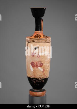 Terrakotta lekythos (Öl Flasche). Kultur: Griechisch, Dachboden. Abmessungen: H.12 7/8 in. (32,7 cm). Datum: Ca. 440 v. Chr.. Amazon mit einem slingshot Die Klügmann Maler wird von seinen Zeitgenossen durch seine Darstellungen der mythologischen Figuren und Szenen aus dem täglichen Leben anstatt Grabkunst Themen unterschieden. Museum: Metropolitan Museum of Art, New York, USA. Stockfoto