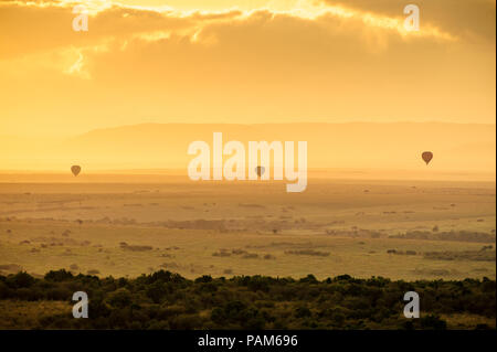 Drei Heißluftballons, Flug, in der Dämmerung Himmel der Masai Mara National Reserve, Kenia, Ostafrika Silhouette Stockfoto