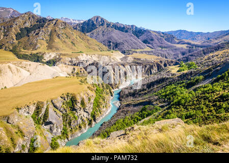 Einmal für goldbergbau berühmt, der Shotover River schlängelt sich durch Skippers Canyon, in der Nähe von Queenstown, Neuseeland, an einem schönen sonnigen Frühlingstag Stockfoto