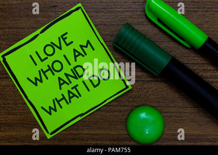 Text Zeichen angezeigt Ich Liebe, wer ich bin und was ich tue. Konzeptionelle Foto hohen Self-schaft werden komfortabel mit ihrem Job geschrieben auf haftnotiz zwei Markierungen la Stockfoto