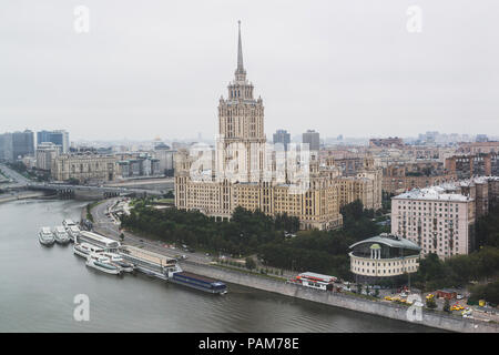 Ansicht der Ukraine Hotel in Moskau von oben. Bewölkt und neblig Wetter Stockfoto