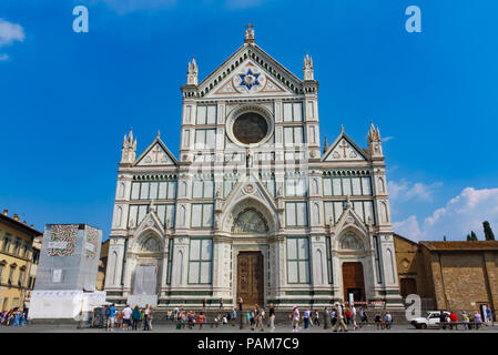 Florenz, Italien, 23. Mai 2011: externe Ansicht der Basilika Santa Croce in Florenz, unbekannter Menschen bewundern die Fassade von der Piazza Santa Croce in Stockfoto
