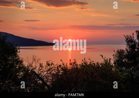 Sonnenaufgang am Meer, in Chalkidiki, Griechenland Stockfoto
