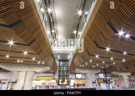 Funkelnde neue Halle mit Downlightern im London Bridge Railway Station by Rail Network, England, Großbritannien Stockfoto