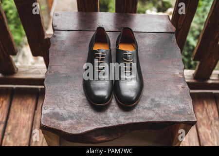 Classic dunkelbraun Schuhe aus Leder auf Holz Stativ Stockfoto