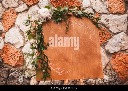 Holz- strukturierte Platine, mit Blumen dekoriert, mit leeren Raum für Text, Zeichen, Logo. Einladung Board auf Hochzeit Stockfoto