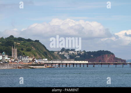 Teignmouth, Devon, England: Teignmouth Pier und direkt am Meer mit roten Sandsteinfelsen im Hintergrund Stockfoto