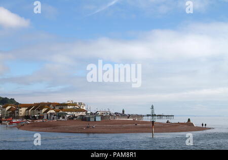 Teignmouth, Devon, England: Rundung der Landzunge an der Mündung des Flusses Teign mit der Stadt Teignmouth im Hintergrund Stockfoto