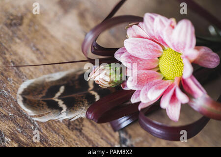 Männer Anstecker mit Blume und Feder in Boho style Nahaufnahme Stockfoto