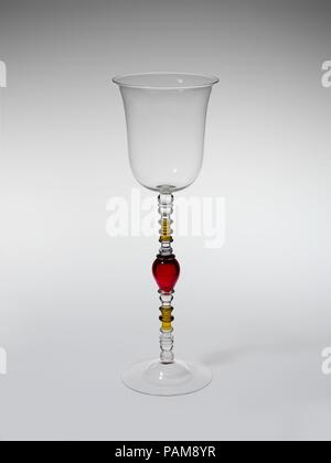 Präsentation Kelch. Kultur: American. Designer: Wahrscheinlich von Nicholas Lutz konzipiert. Abmessungen: H.14 cm. (36,2 cm); Durchm. 4 3/4 in. (12,1 cm). Schöpfer: Boston & Sandwich Glass Company (American, 1825-1888, Sandwich, Massachusetts). Datum: 1870-88. Dieser Kelch kann von Lutz, ein glasmacher für das Boston und Sandwich Glass Company bekannt für seine Blume Kompositionen und seine feine Gewinde stemware vorgenommen wurden. Tradition ist es, dass er das Stück zu einem Kollegen präsentiert, bevor das Unternehmen in 1888 geschlossen. Museum: Metropolitan Museum of Art, New York, USA. Stockfoto